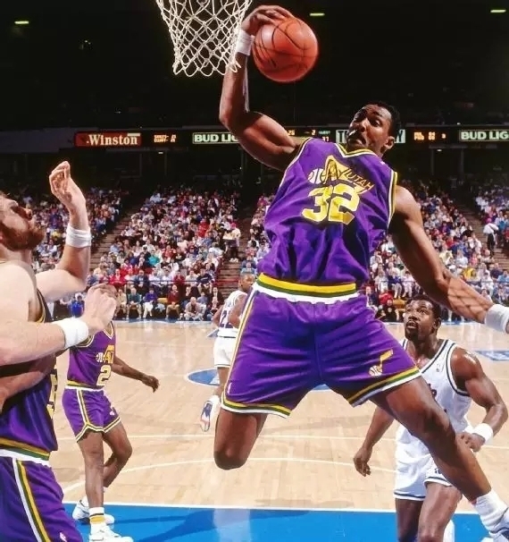 他回到场边 他回到场边